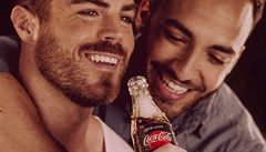 Reklama Coca-Coly bojujc proti pedsudkm pobouila maarsk nacionalisty. Auty zablokovali tovrnu