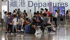 Cestující ekají na svj spoj v odletové hale hongkongského letit.