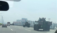 Zarazil násilné demonstrace v Hongkongu strach z tanků? Protesty mění tvář i kvůli obavám o život
