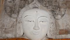 Interiér pagody zdobí socha Buddhy.