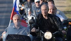 Ruský prezident Putin ídí motorku v ele motorkáského uskupení Noní vlci.