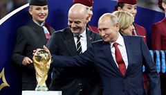 Vladimír Putin hladí pohár Svtového mistrovství ve fotbale.