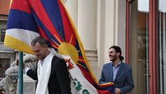 Primátor Zdenk Hib vyvsil tibetskou vlajku na praském magistrátu pi...