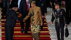 Indonéský prezident Joko Widodo se zdraví se leny parlamentu