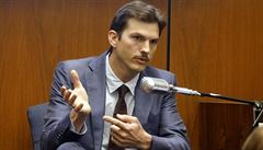 Americký herec Ashton Kutcher svdí u soudu. Znal jednu z obtí