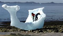 Děti si hrají na kusu ledu v hlavním městě Grónska Nuuk. | na serveru Lidovky.cz | aktuální zprávy
