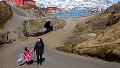 ena s malou dívkou se prochází po mst Tasiilaq  Grónsku.
