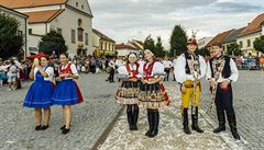Folklorní festival přilákal i řadu mladých lidí.