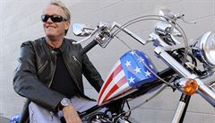 Zemřel americký herec Peter Fonda, svobodomyslný motorkář z Bezstarostné jízdy