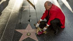 Lidé oplakávají smrt Peter Fondy.