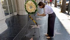 Smute�ní v�nec u hv�zdy Petera Fondy.