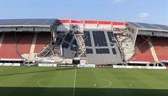 Stadionu v Alkmaaru se kvli silnmu vtru ztila stecha, zaven me bt a rok
