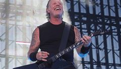Zp�vák James Hetfield b�hem vystoupení v pra�ských Let�anech.