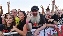 Fanouci ped zaátkem koncertu.