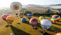 Na snímku je ranní hromadný start horkovzduných balon.