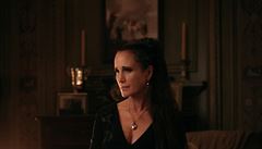 Andie MacDowellová jako matriarcha Le Domas�. Snímek Krvavá nev�sta (2019)....