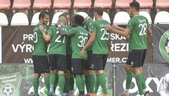 Fotbalisté Píbrami slaví první branku do sít Dynama eské Budjovice.
