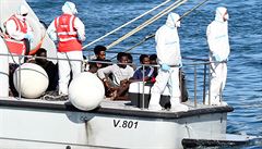 Záchrana migrant z lodi panlské nevládní organizace Proactiva Open Arms.