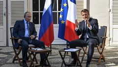 Macron pivtal Putina v pmoskm sdle. Diskutuj spolu o Ukrajin i situaci v rnu