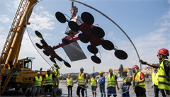 Instalace sklenných dveí na praské náplavce.