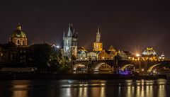 Rozsvícený Karlův most a v dálce zářící Národní divadlo. | na serveru Lidovky.cz | aktuální zprávy