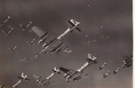 Přelétavající svaz bombardéru B-17G. Takto nějak vypadalo nebe nad...