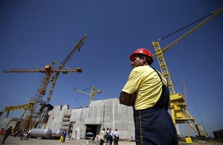 Dlník stojící ped stavbou elektrárny v Belene