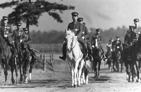 Japonský císa Hirohito na koni v Tokyu, leden 1940.