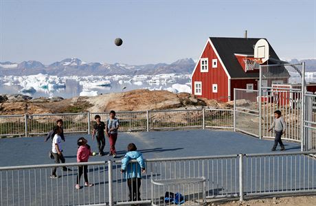 Exkluzivní reportáž z Grónska: samé děti, lovci a fotbalisti | Cestování |  Lidovky.cz