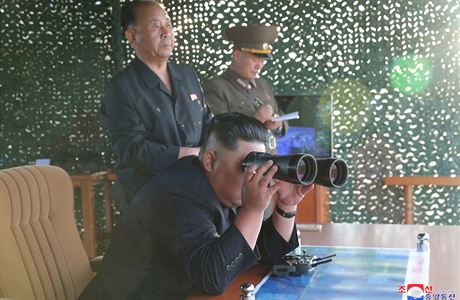 Vdce Severní Koreje Kim ong-Un se úastní zkouky nového raketometu.