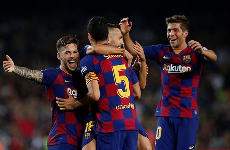 Hrái Barcelony se radují z branky.