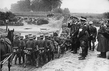 Adolf Hitler dozoruje na nmeck vojsko.