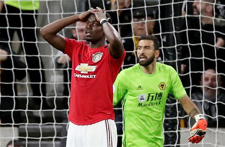 Paul Pogba se dr za hlavu pot, co Rui Patricio (vzadu) chytil jeho penaltu.