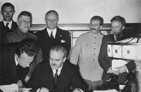 Molotov podepisuje německo-sovětskou smlouvu o neútočení. Za ním je vidět...