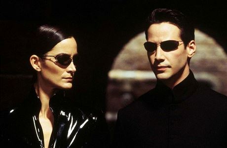 Matrix. K hlavnm rolm ve filmu se vrt Keanu Reeves a Carrie-Anne Mossov.