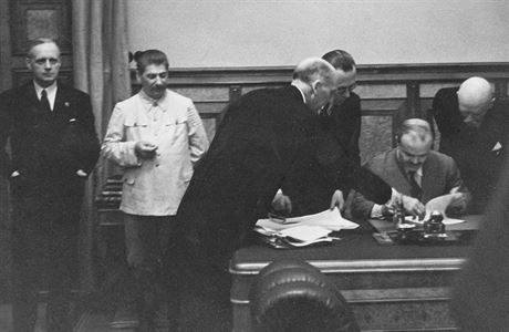 Poslední momenty před podpisem Paktu Ribbentrop-Molotov.