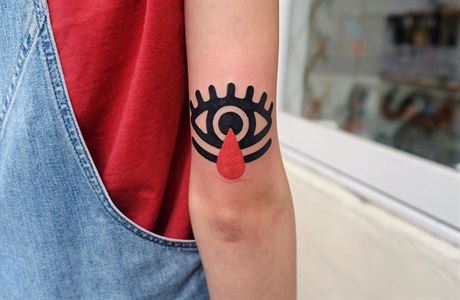 Tetování pipomínající protesty v Hongkongu