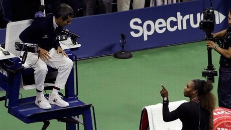 Serena Williamsová během své rozepře s Carlosem Ramosem