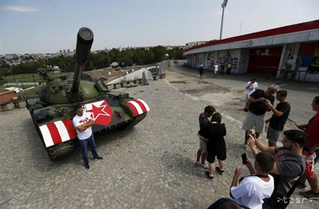 Tank před stadionem Cervené zvezdy Bělehrad.