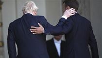 Britsk premir Boris Johnson na schzce s francouzskm prezidentem Emmanuelem...