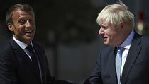 Britsk premir Boris Johnson na schzce s francouzskm prezidentem Emmanuelem...