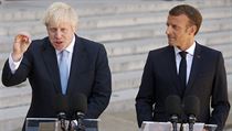 Britsk premir Boris Johnson na schzce s francouzskm prezidentem Emmanuelem...