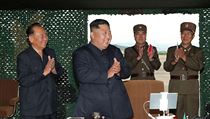 Vdce Severn Koreje Kim ong-Un se astn zkouky novho raketometu.