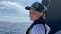 estnctilet Greta Thunberg stoj na pdi zvodn jachty Mazilia II bhem...