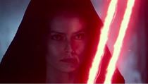 „Zlá“ Rey (Daisy Ridley) z nové ukázky na film Star Wars: Vzestup Skywalkera...