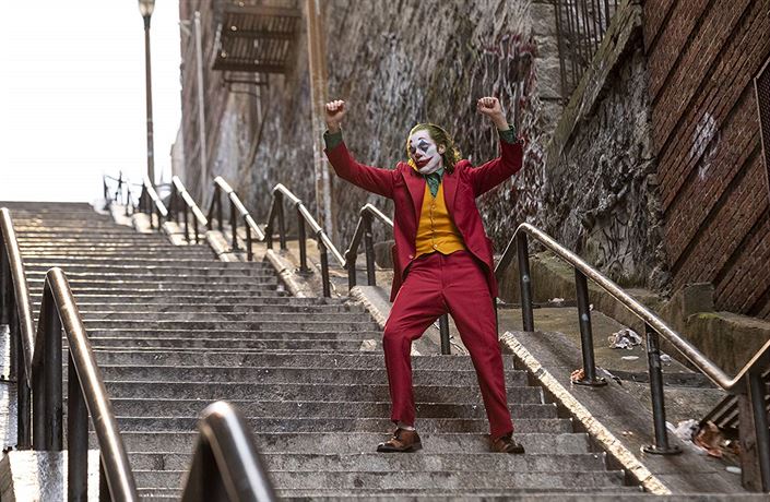 Tanec na schodech. Snímek Joker (2019). Re�ie: Todd Philips.