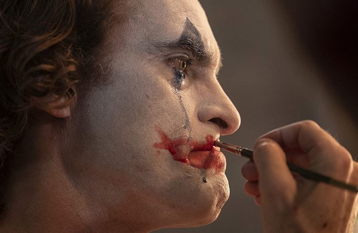 Herec Joaquin Phoenix v roli Jokera.