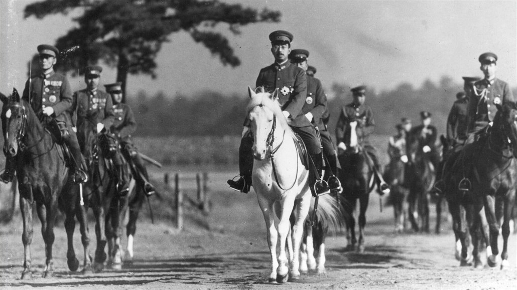 Japonský císař Hirohito na koni v Tokyu, leden 1940.