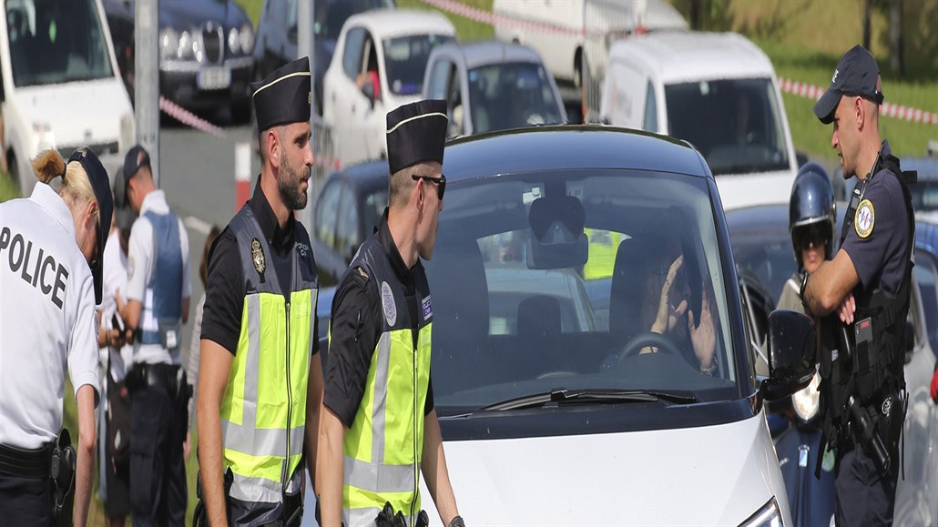 Francouzská a panlská policie kontroluje hranice kvli protestujícím, kteí...