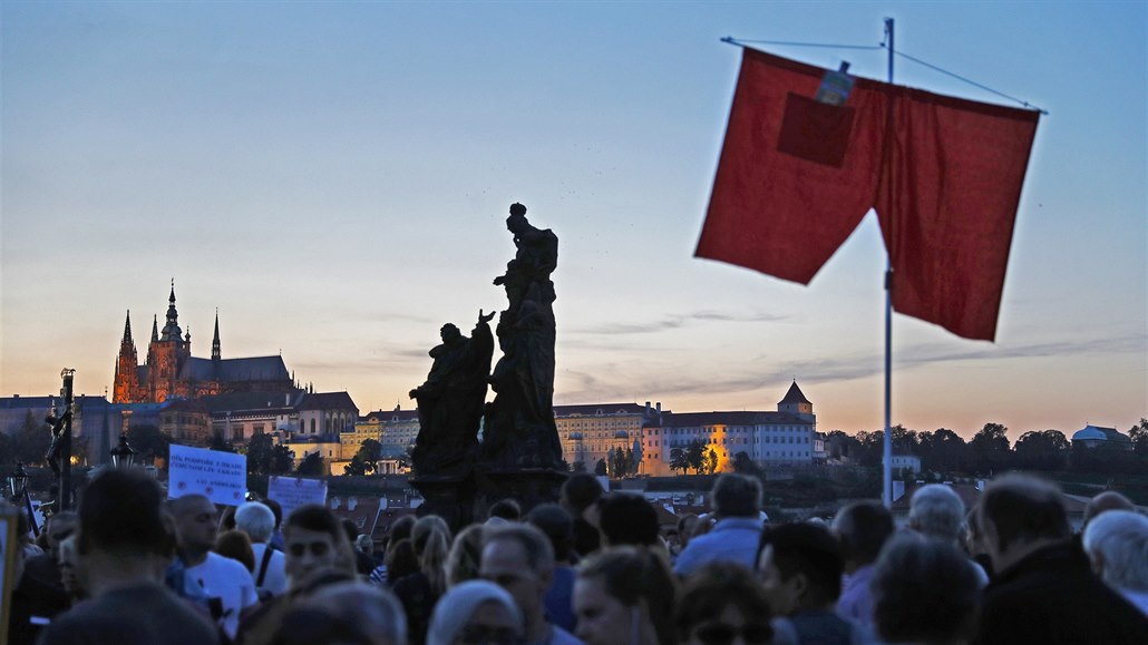 Pochod míří na Pražský hrad